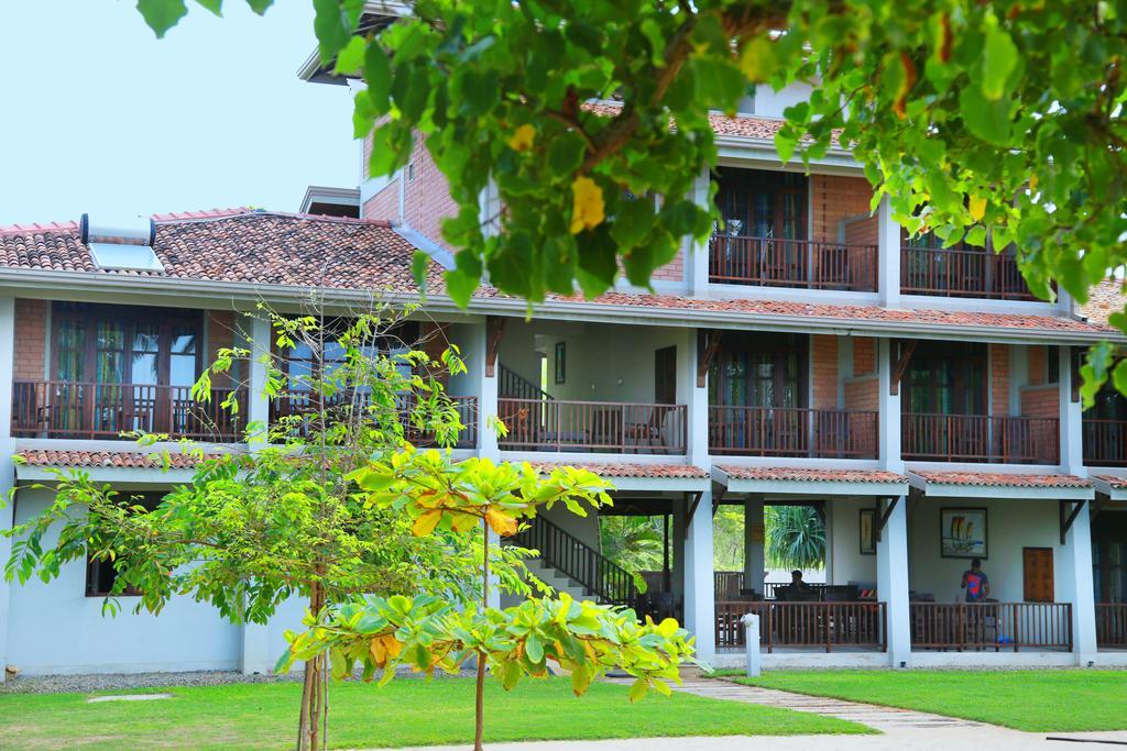 Serein Beach Hotel Tangalle Exteriör bild